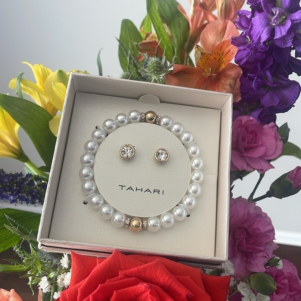 Tahari White faux Pearl bracelet earring Circle Rhinestone Earrings Gift Set New